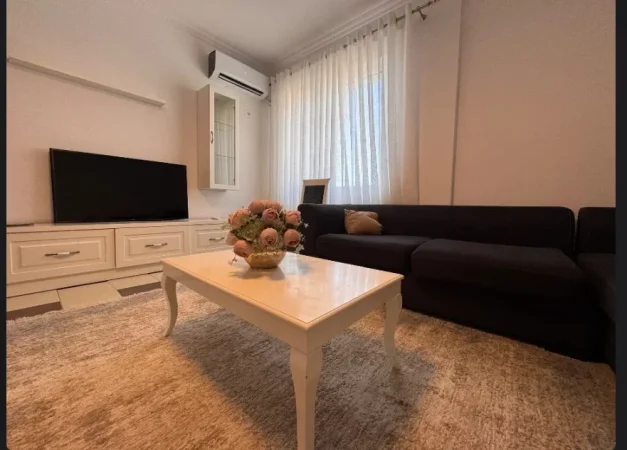 Tirane, jepet me qera apartament 1+1 Kati 4, 60 m² 370 € (Fresku)