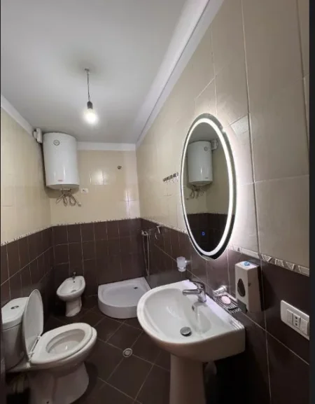 Tirane, jepet me qera apartament 1+1 Kati 4, 60 m² 370 € (Fresku)
