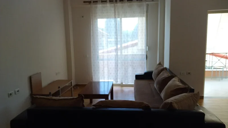 Tirane, jepet me qera apartament 1+1+Aneks+Ballkon , 75 m² 600 € (Rruga Ilo Mitke Qafezezi , ngjitur me kliniken mjekesore Komuna e Parisit (KMK))