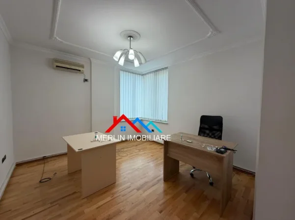 Tirane, jepet me qera zyre Kati 5, 108 m² 850 € (RRUGA E BARRIKADAVE)