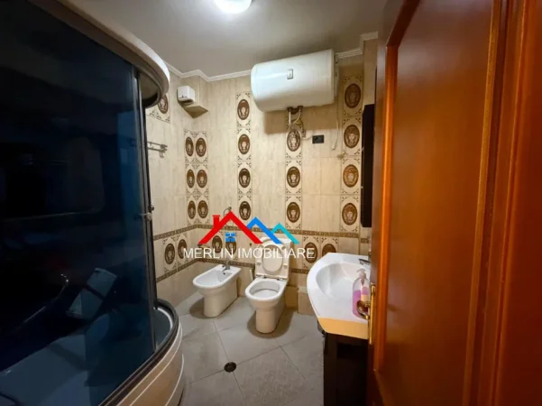 Tirane, jepet me qera zyre Kati 5, 108 m² 850 € (RRUGA E BARRIKADAVE)