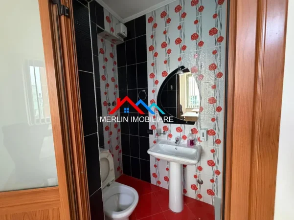 Tirane, jepet me qera zyre Kati 5, 108 m² 850 € (RRUGA E BARRIKADAVE)
