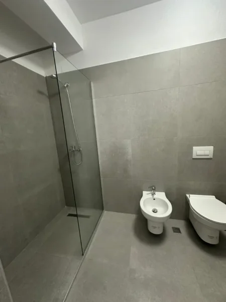 Tirane, jepet me qera apartament 2+1+Ballkon Kati 3, 110 m² 800 € (Kodra e Diellit 2)