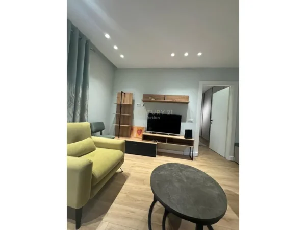 Tirane, jepet me qera apartament 1+1 Kati 1, 70 m² 700 € (Komuna e Parisit Action143901)