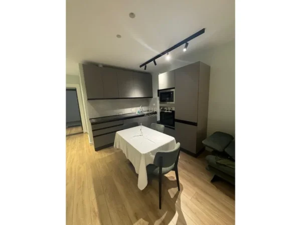 Tirane, jepet me qera apartament 1+1 Kati 1, 70 m² 700 € (Komuna e Parisit Action143901)