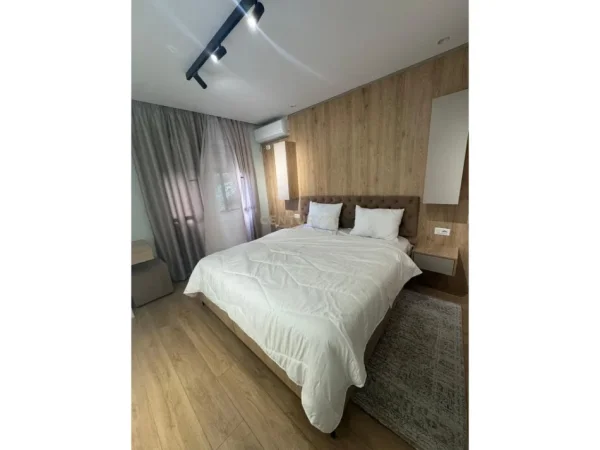 Tirane, jepet me qera apartament 1+1 Kati 1, 70 m² 700 € (Komuna e Parisit Action143901)