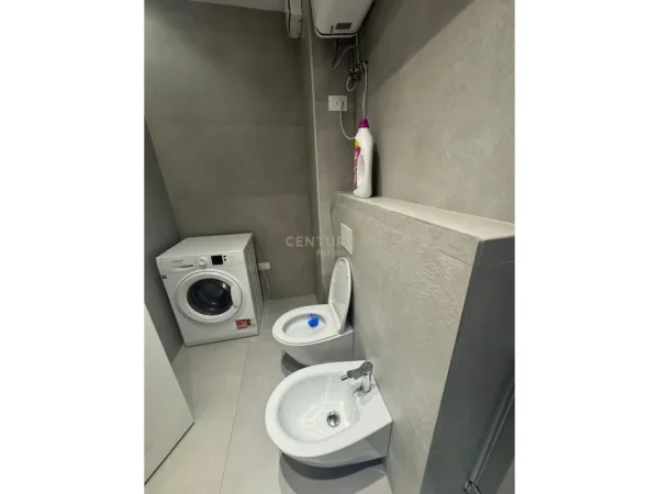 Tirane, jepet me qera apartament 1+1 Kati 1, 70 m² 700 € (Komuna e Parisit Action143901)