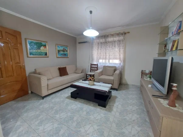 Tirane, jepet me qera apartament 1+1+Ballkon Kati 3, 64 m² 500 € (Rruga e Elbasanit)