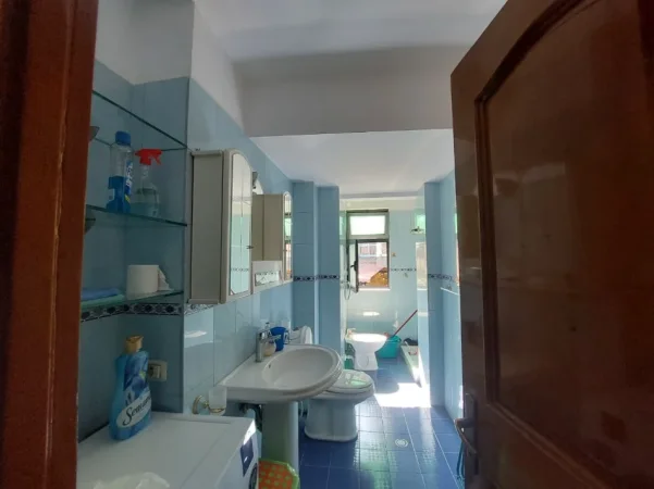 Tirane, jepet me qera apartament 1+1+Ballkon Kati 3, 64 m² 500 € (Rruga e Elbasanit)