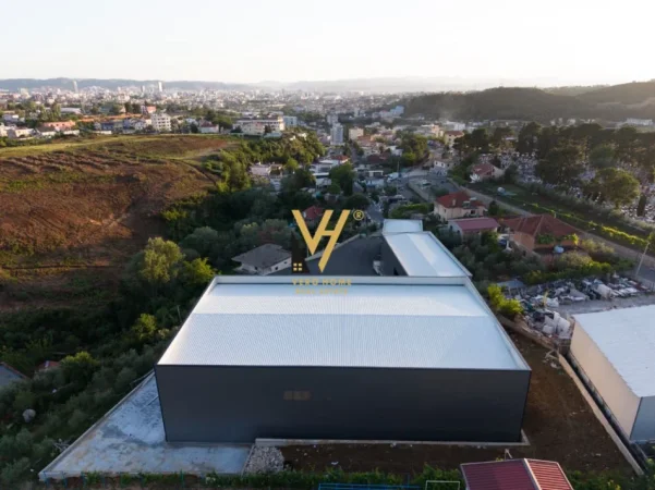 Tirane, jepet me qera magazine Kati 0, 5.500 m² 15.800 € (TUFINE)