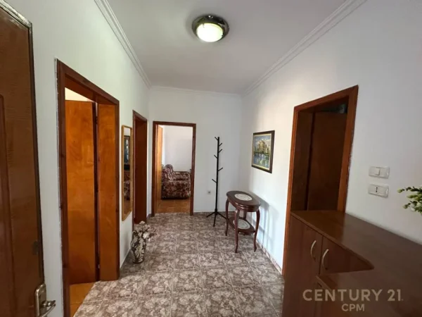 Tirane, jepet me qera apartament 2+1 Kati 4, 75 m² 600 € (Pazari i Ri smart143820)