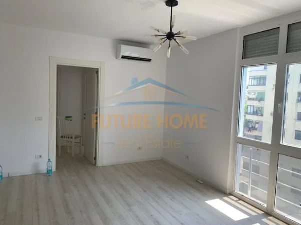 Tirane, jepet me qera ambjent biznesi Kati 8, 98 m² 750 € (Ish Ekspozita)
