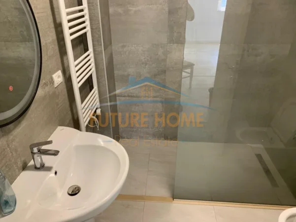 Tirane, jepet me qera ambjent biznesi Kati 8, 98 m² 750 € (Ish Ekspozita)