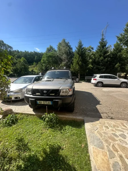 Tropoje, shes makine Nissan Patrol Nafte, gri metalizato manuale Kondicioner 290.000 km