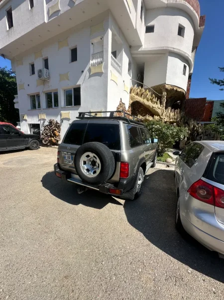 Tropoje, shes makine Nissan Patrol Nafte, gri metalizato manuale Kondicioner 290.000 km