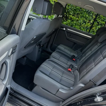 Tirane, shes makine VOLKSWAGEN TOURAN 2.0 DIESEL Nafte, e zeze automatik Klima