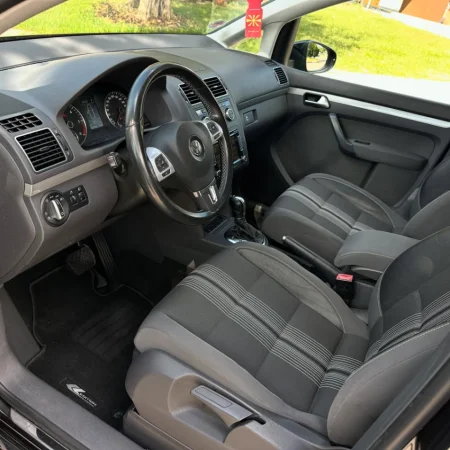 Tirane, shes makine VOLKSWAGEN TOURAN 2.0 DIESEL Nafte, e zeze automatik Klima