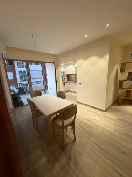 Tirane, jepet me qera apartament 3+1 Kati 6, 155 m² 1.400 € (Pazari i Ri)