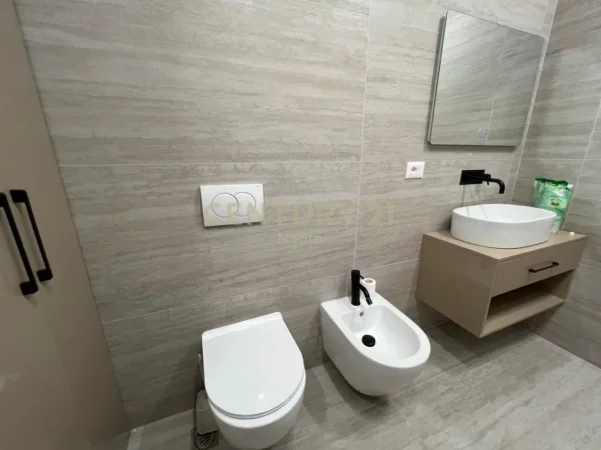 Tirane, jepet me qera apartament 1+1 , 63 m² 650 € 