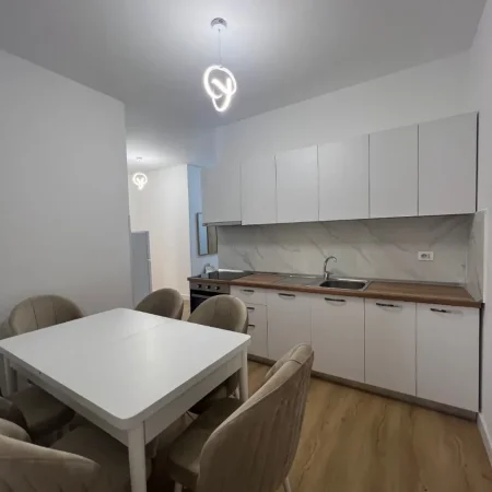Tirane, jepet me qera apartament 1+1+Ballkon Kati 5, 85 m² 700 € (Rruga Kavajes)