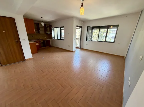 Tirane, jepet me qera apartament 2+1+Aneks+Ballkon Kati 5, 90 m² 400 € (Kthesa e Kamzes te Malajzjani)