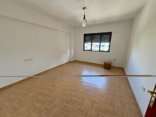 Tirane, jepet me qera apartament 2+1+Aneks+Ballkon Kati 5, 90 m² 400 € (Kthesa e Kamzes te Malajzjani)