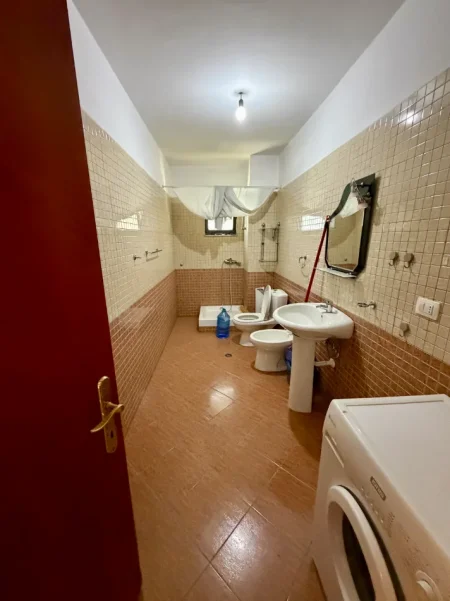 Tirane, jepet me qera apartament 2+1+Aneks+Ballkon Kati 5, 90 m² 400 € (Kthesa e Kamzes te Malajzjani)