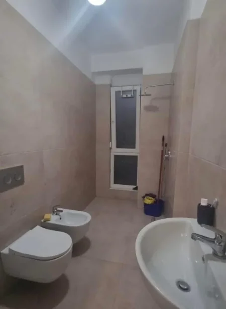 Tirane, jepet me qera apartament 1+1 Kati 4, 70 m² 500 € (Fusha Aviacionit)
