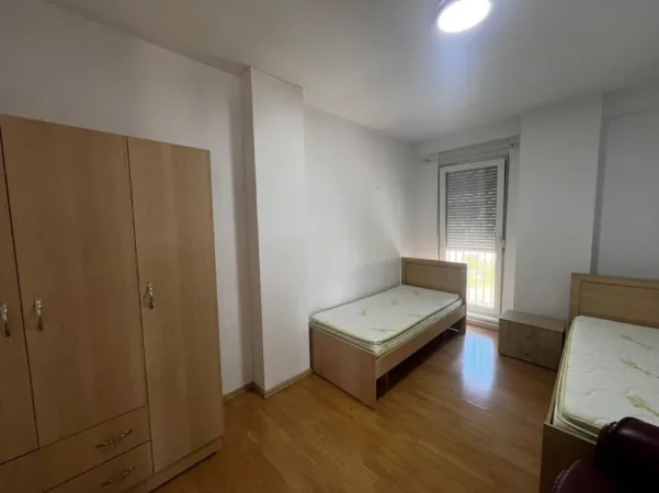 Tirane, jepet me qera apartament 2+1+Ballkon Kati 2, 85 m² 700 € (Pjeter Budi)