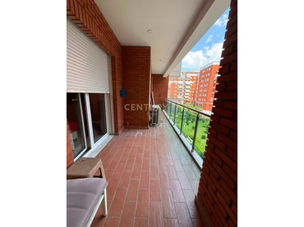 Tirane, jepet me qera apartament 2+1+Ballkon Kati 3, 113 m² 600 € 