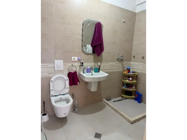 Tirane, jepet me qera apartament 2+1+Ballkon Kati 3, 113 m² 600 € 