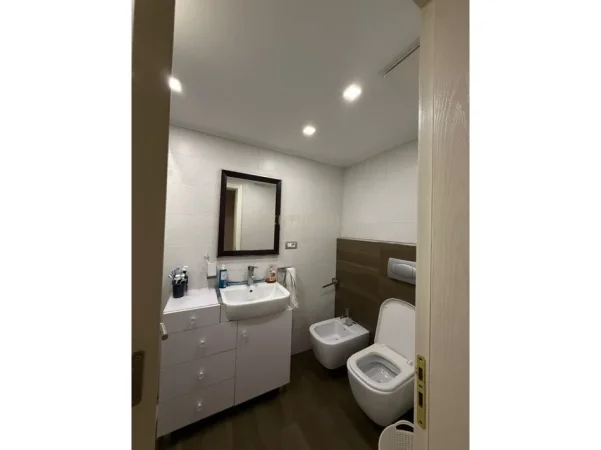 Tirane, jepet me qera apartament 1+1 , 82 m² 650 € 