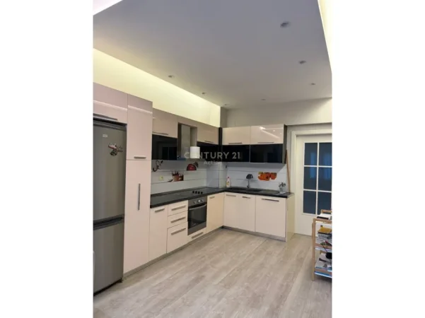 Tirane, jepet me qera apartament 1+1 , 82 m² 650 € 