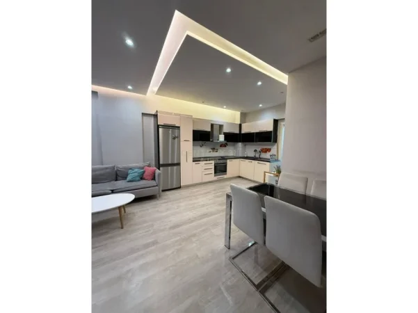 Tirane, jepet me qera apartament 1+1 , 82 m² 650 € 