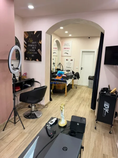 Tirane, jepet me qera ambjent biznesi Kati 0, 40 m² 533 € 