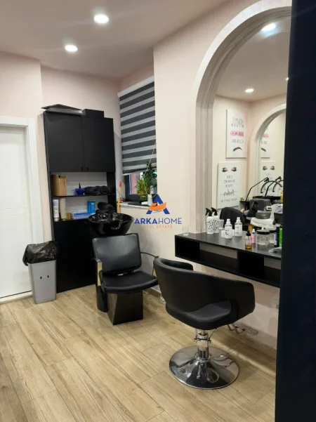 Tirane, jepet me qera ambjent biznesi Kati 0, 40 m² 533 € 