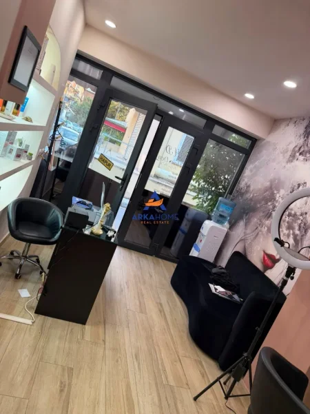 Tirane, jepet me qera ambjent biznesi Kati 0, 40 m² 533 € 