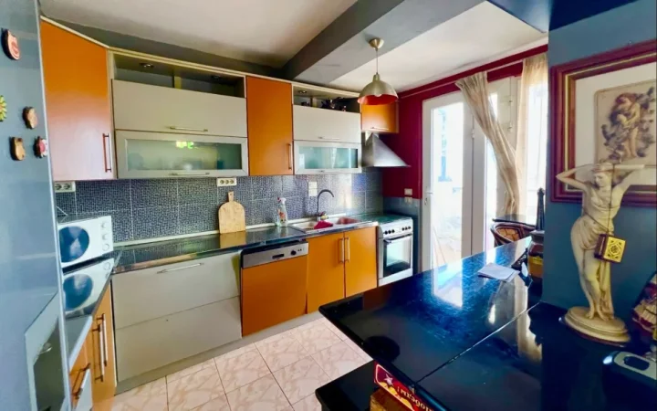 Tirane, shitet apartament duplex 4+1 Kati 2, 237 m² 280.000 € 