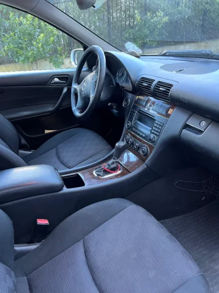 Tirane, shes makine me portobagazh Nafte, gri metalizato automatik Kondicioner 260.000 km 2.900 €