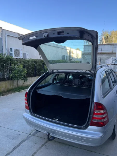 Tirane, shes makine me portobagazh Nafte, gri metalizato automatik Kondicioner 260.000 km 2.900 €