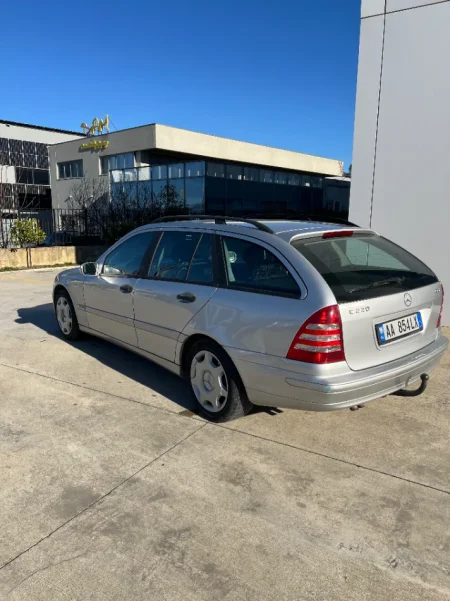 Tirane, shes makine me portobagazh Nafte, gri metalizato automatik Kondicioner 260.000 km 2.900 €