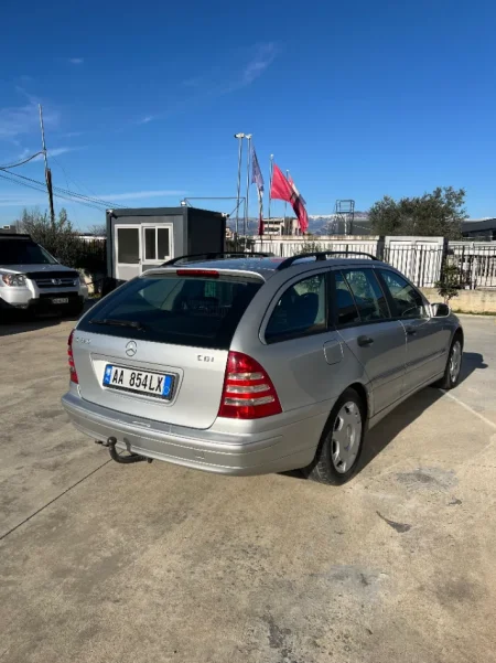 Tirane, shes makine me portobagazh Nafte, gri metalizato automatik Kondicioner 260.000 km 2.900 €
