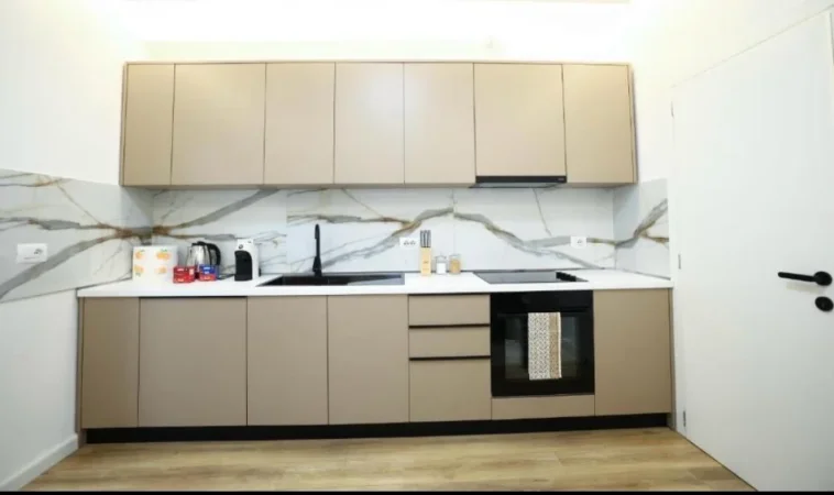 Tirane, jepet me qera apartament 2+1 Kati 3, 900 € (Lebon, Qender)