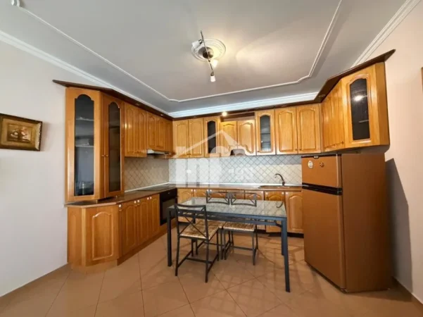 Tirane, jepet me qera apartament 2+1 Kati 10, 123 m² 800 € (TEK FAKULTETI JURIDIK, PRANË SHESHIT WILLSON)