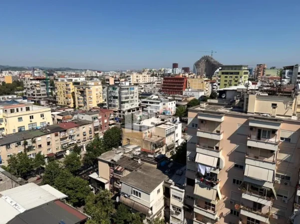 Tirane, jepet me qera apartament 2+1 Kati 10, 123 m² 800 € (TEK FAKULTETI JURIDIK, PRANË SHESHIT WILLSON)