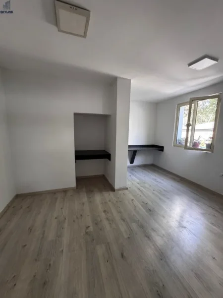 Tirane, jepet me qera ambient biznesi Kati 1, 213 m² (Gjimnazi Partizani)
