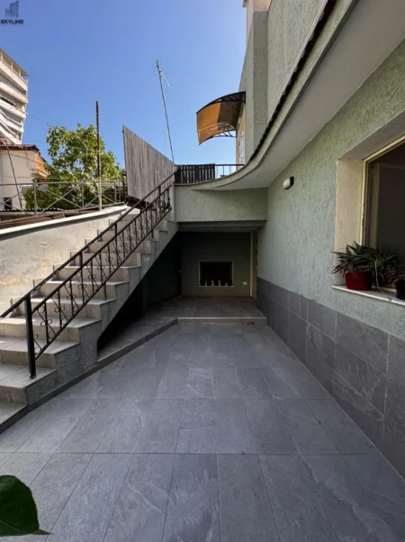 Tirane, jepet me qera ambient biznesi Kati 1, 213 m² (Gjimnazi Partizani)