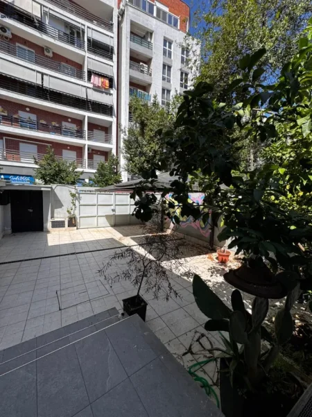 Tirane, jepet me qera ambient biznesi Kati 1, 213 m² (Gjimnazi Partizani)