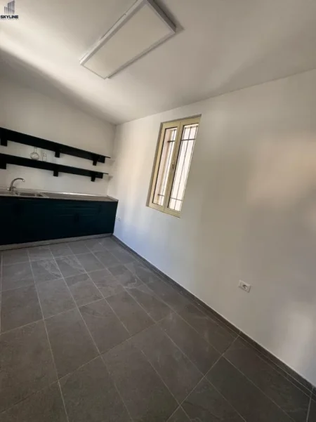 Tirane, jepet me qera ambient biznesi Kati 1, 213 m² (Gjimnazi Partizani)