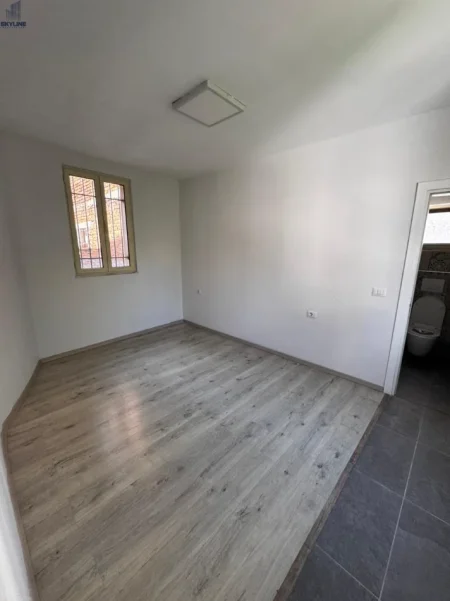 Tirane, jepet me qera ambient biznesi Kati 1, 213 m² (Gjimnazi Partizani)
